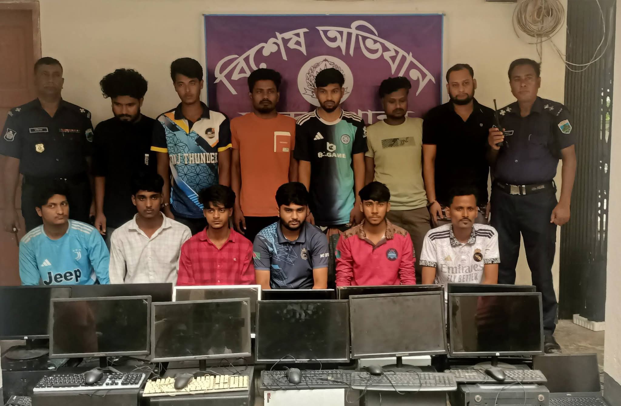 মান্দায় অনলাইন জুয়ার আসরে অভিযান, ১৫ জন গ্রেপ্তার